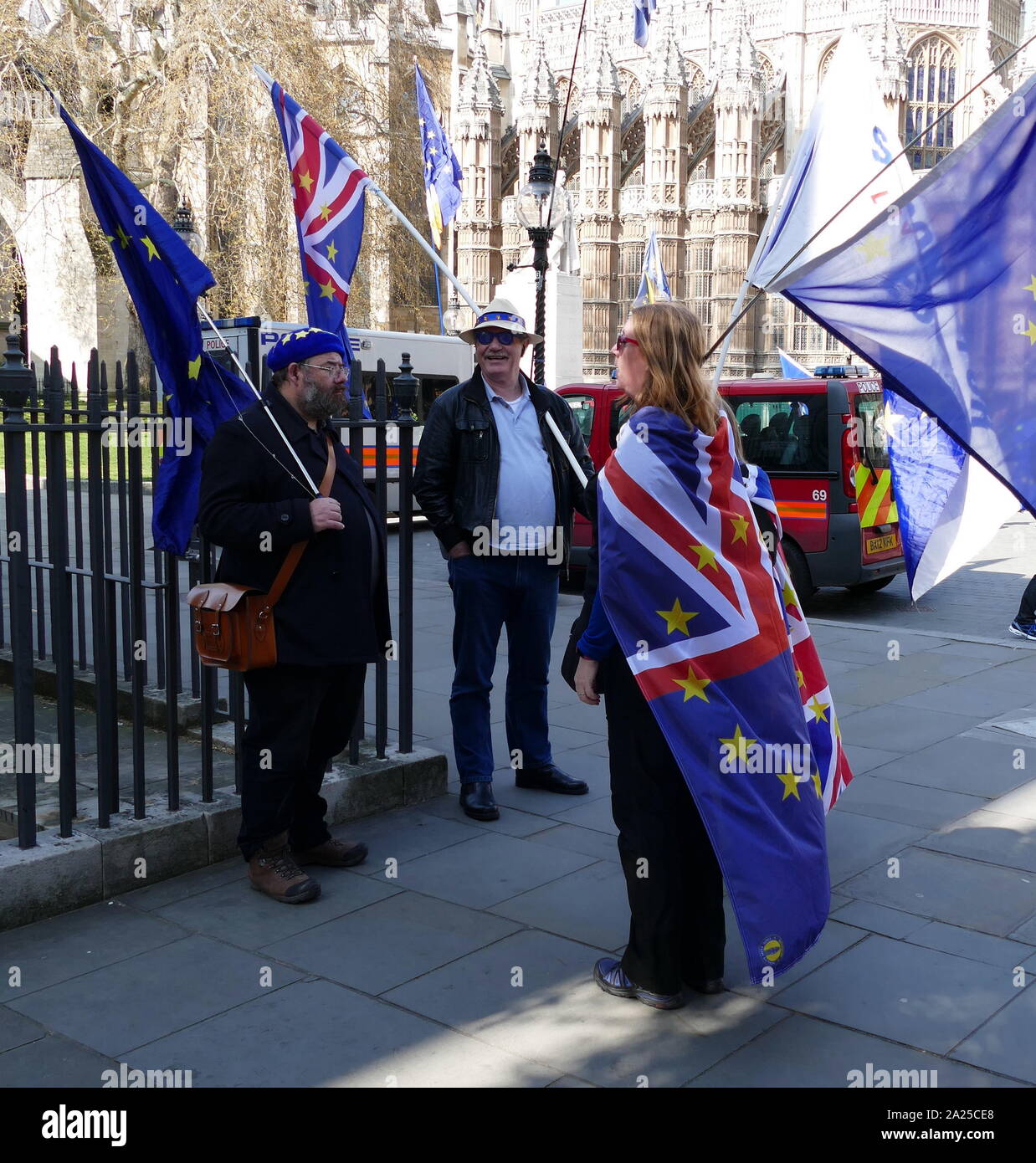 Rimanere' protestare presso il parlamento di Londra, aprile 2019. Rimangono gli attivisti volevano che il Regno Unito di rimanere all'interno dell'UE. Brexit è il processo del ritiro del Regno Unito (UK) dall'Unione europea (UE). A seguito di un referendum tenutosi il 23 giugno 2016 in cui 51,9 per cento di quelle supportate di voto a lasciare l'UE Foto Stock