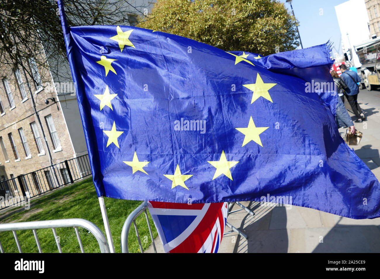 Rimanere' protestare presso il parlamento di Londra, aprile 2019. Rimangono gli attivisti volevano che il Regno Unito di rimanere all'interno dell'UE. Brexit è il processo del ritiro del Regno Unito (UK) dall'Unione europea (UE). A seguito di un referendum tenutosi il 23 giugno 2016 in cui 51,9 per cento di quelle supportate di voto a lasciare l'UE Foto Stock