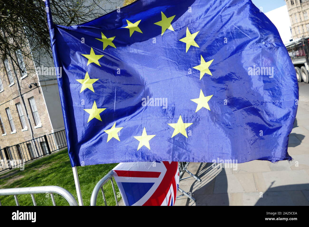 Rimanere' protestare presso il parlamento di Londra, aprile 2019. Rimangono gli attivisti volevano che il Regno Unito di rimanere all'interno dell'UE. Brexit è il processo del ritiro del Regno Unito (UK) dall'Unione europea (UE). A seguito di un referendum tenutosi il 23 giugno 2016 in cui 51,9 per cento di quelle supportate di voto a lasciare l'UE Foto Stock
