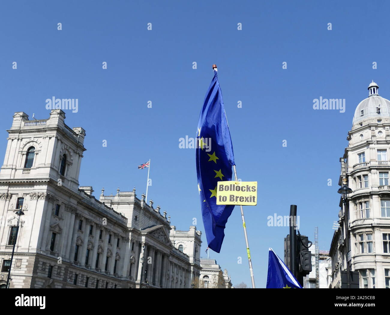 Rimanere' protestare presso il parlamento di Londra, aprile 2019. Rimangono gli attivisti volevano che il Regno Unito di rimanere all'interno dell'UE. Brexit è il processo del ritiro del Regno Unito (UK) dall'Unione europea (UE). A seguito di un referendum tenutosi il 23 giugno 2016 in cui 51,9 per cento di quelle supportate di voto a lasciare l'UE Foto Stock
