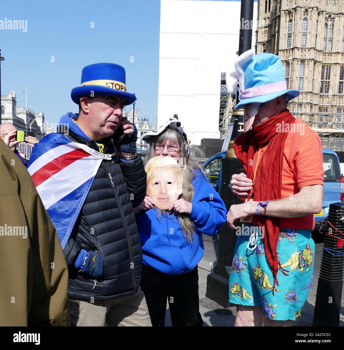 Rimanere' protestare presso il parlamento di Londra, aprile 2019. Rimangono gli attivisti volevano che il Regno Unito di rimanere all'interno dell'UE. Brexit è il processo del ritiro del Regno Unito (UK) dall'Unione europea (UE). A seguito di un referendum tenutosi il 23 giugno 2016 in cui 51,9 per cento di quelle supportate di voto a lasciare l'UE Foto Stock