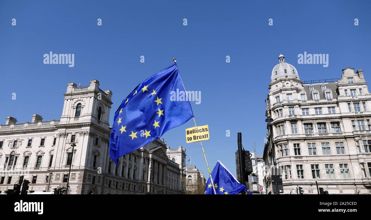 Rimanere' protestare presso il parlamento di Londra, aprile 2019. Rimangono gli attivisti volevano che il Regno Unito di rimanere all'interno dell'UE. Brexit è il processo del ritiro del Regno Unito (UK) dall'Unione europea (UE). A seguito di un referendum tenutosi il 23 giugno 2016 in cui 51,9 per cento di quelle supportate di voto a lasciare l'UE Foto Stock