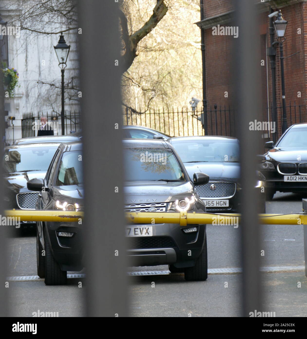 Auto ministeriale a Downing Street nel corso di riunioni tra il primo ministro Theresa Maggio e pro-Brexit MP è nel suo partito. Aprile 2019 Foto Stock