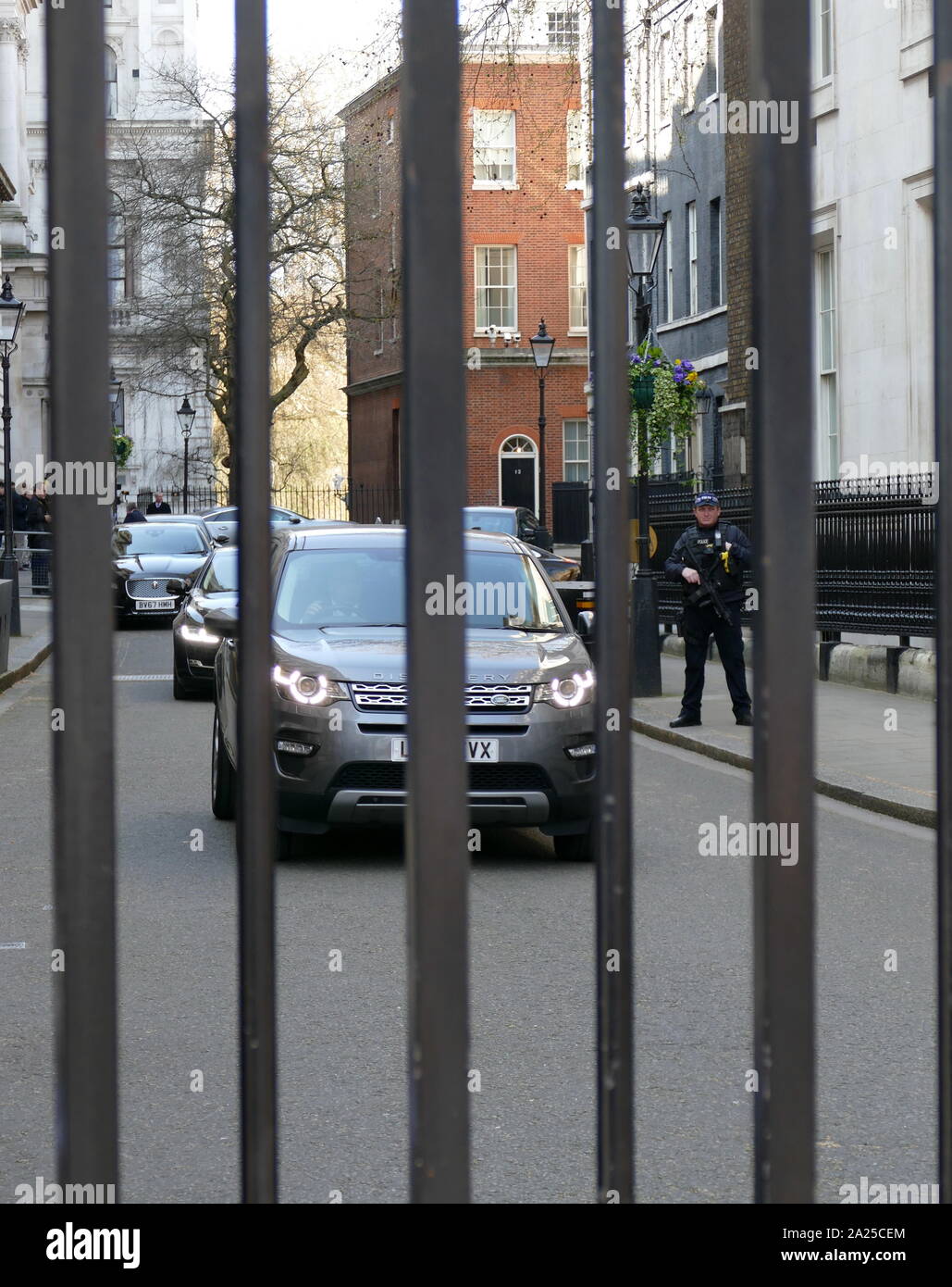 Auto ministeriale a Downing Street nel corso di riunioni tra il primo ministro Theresa Maggio e pro-Brexit MP è nel suo partito. Aprile 2019 Foto Stock