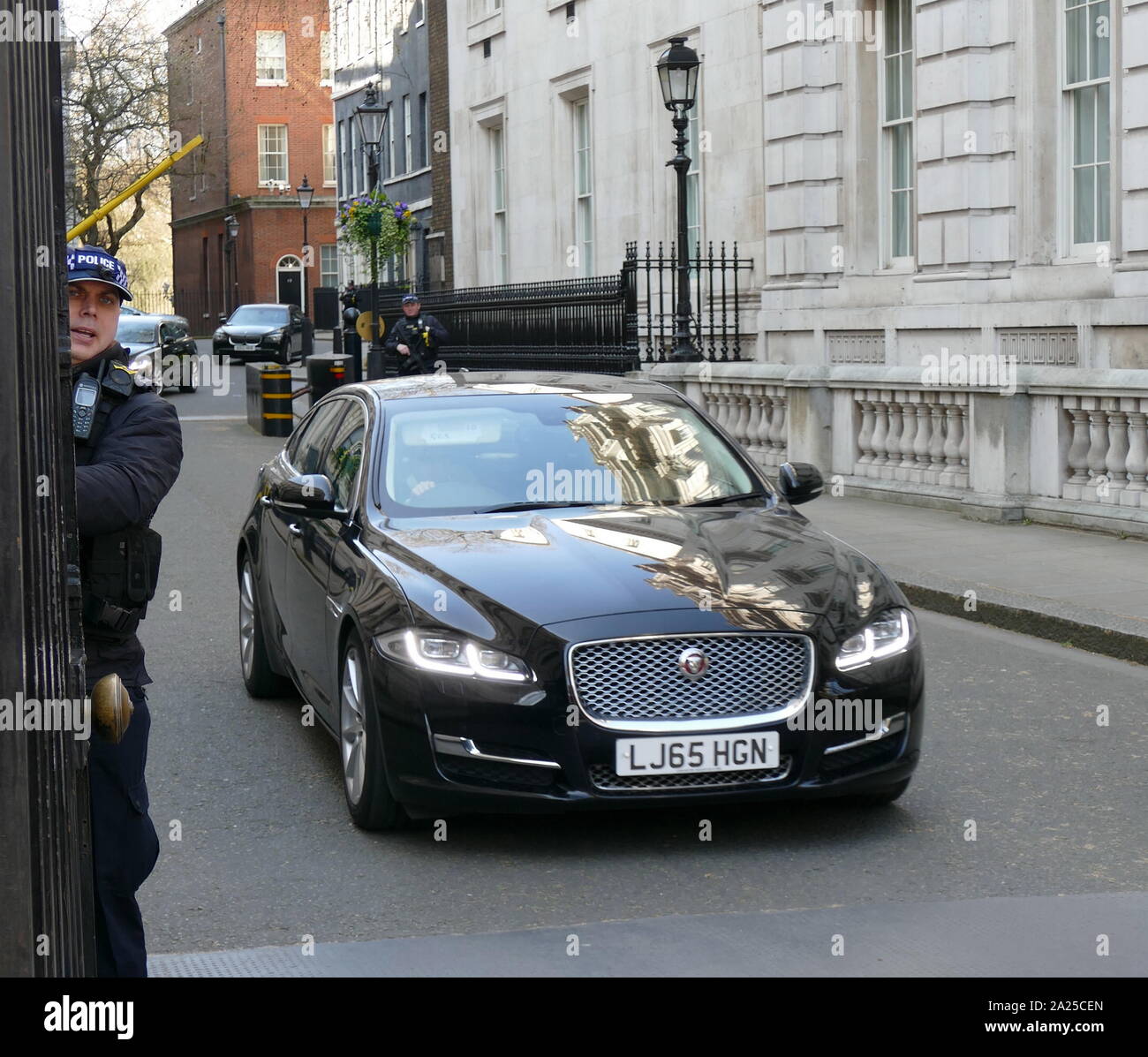 Auto ministeriale a Downing Street nel corso di riunioni tra il primo ministro Theresa Maggio e pro-Brexit MP è nel suo partito. Aprile 2019 Foto Stock
