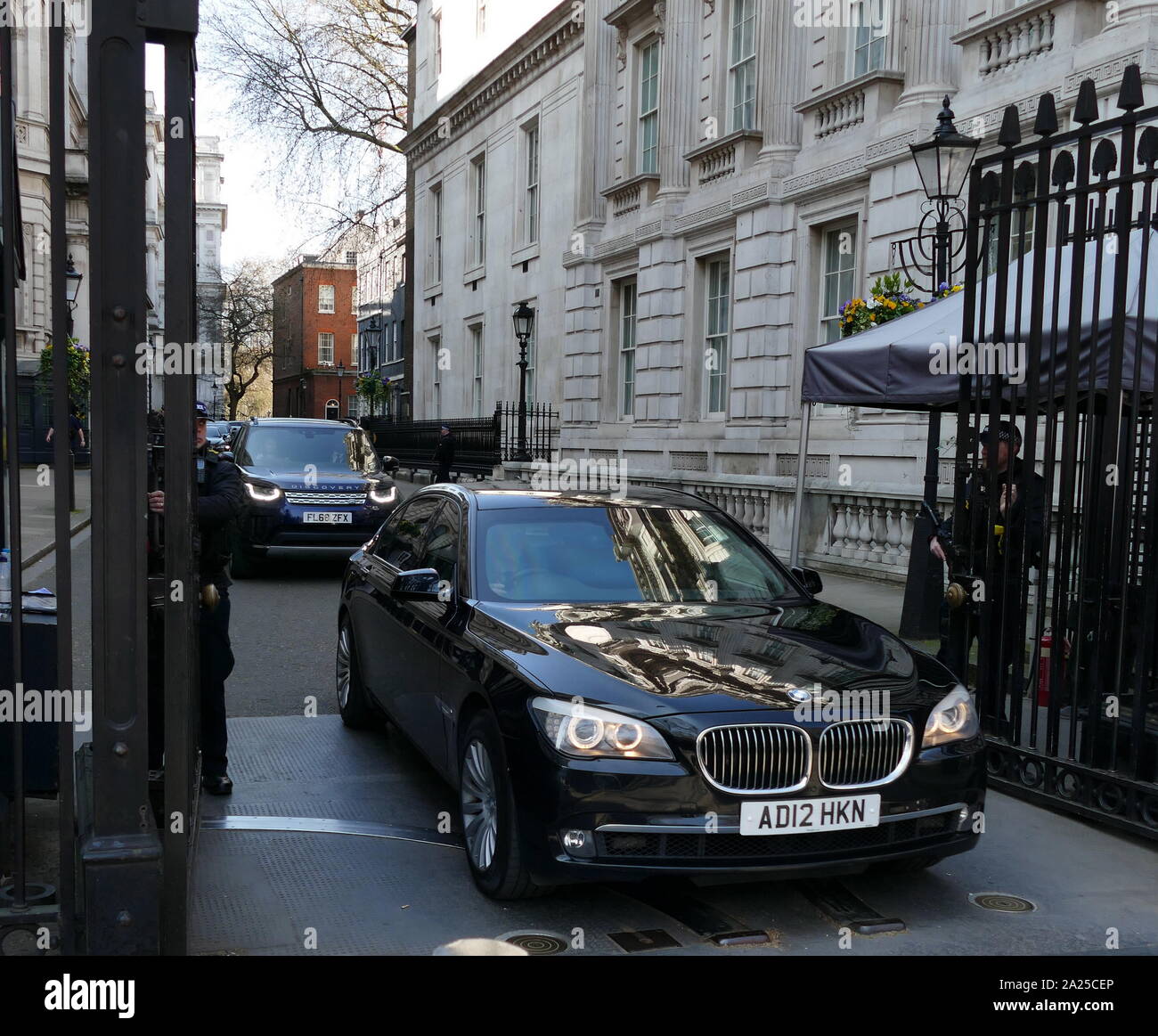 Auto ministeriale a Downing Street nel corso di riunioni tra il primo ministro Theresa Maggio e pro-Brexit MP è nel suo partito. Aprile 2019 Foto Stock