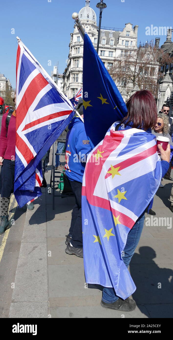 Rimanere' protestare presso il parlamento di Londra, aprile 2019. Rimangono gli attivisti volevano che il Regno Unito di rimanere all'interno dell'UE. Brexit è il processo del ritiro del Regno Unito (UK) dall'Unione europea (UE). A seguito di un referendum tenutosi il 23 giugno 2016 in cui 51,9 per cento di quelle supportate di voto a lasciare l'UE Foto Stock