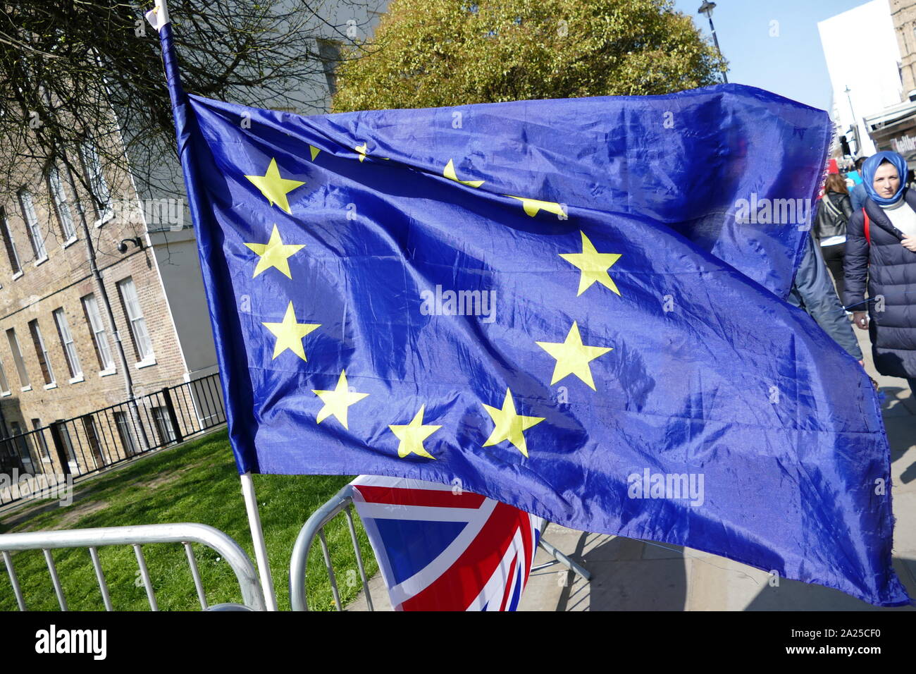 Rimanere' protestare presso il parlamento di Londra, aprile 2019. Rimangono gli attivisti volevano che il Regno Unito di rimanere all'interno dell'UE. Brexit è il processo del ritiro del Regno Unito (UK) dall'Unione europea (UE). A seguito di un referendum tenutosi il 23 giugno 2016 in cui 51,9 per cento di quelle supportate di voto a lasciare l'UE Foto Stock