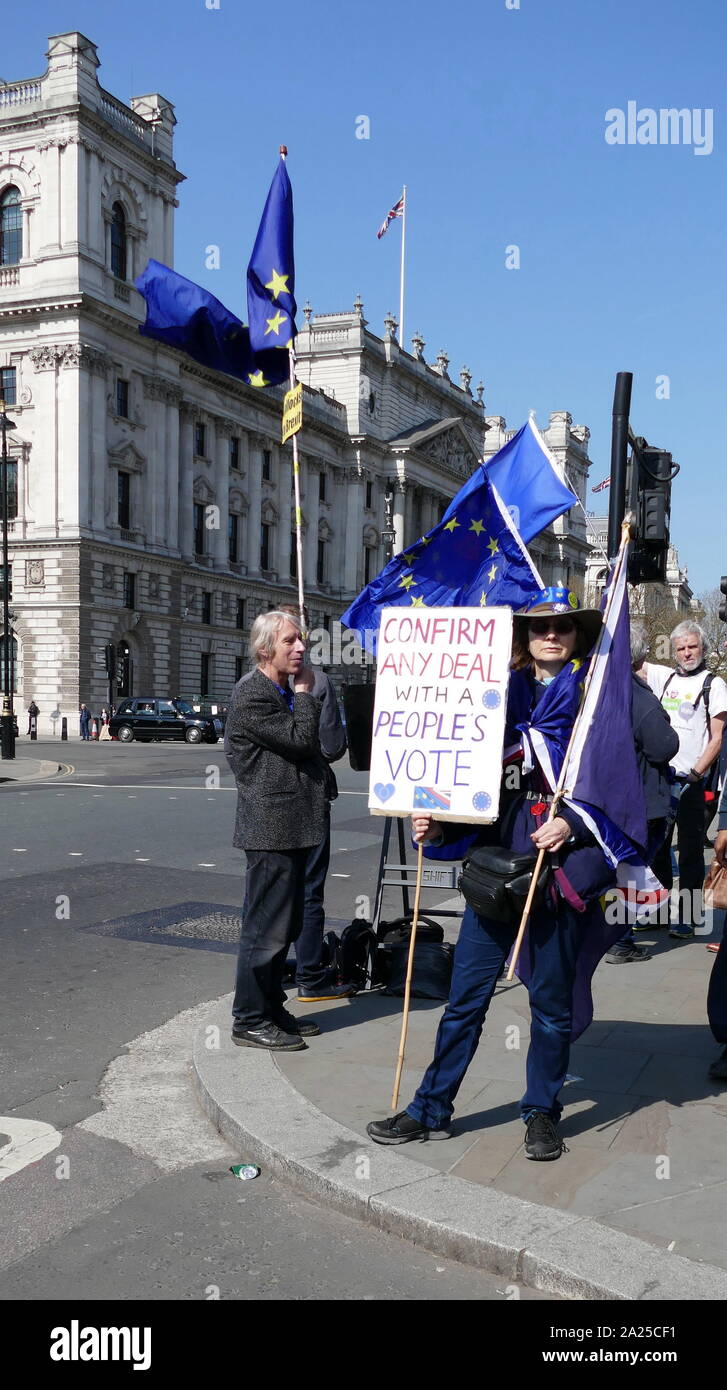 Rimanere' protestare presso il parlamento di Londra, aprile 2019. Rimangono gli attivisti volevano che il Regno Unito di rimanere all'interno dell'UE. Brexit è il processo del ritiro del Regno Unito (UK) dall'Unione europea (UE). A seguito di un referendum tenutosi il 23 giugno 2016 in cui 51,9 per cento di quelle supportate di voto a lasciare l'UE Foto Stock