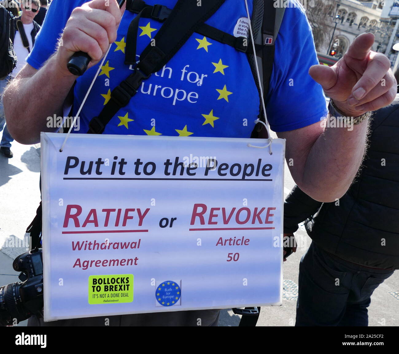 Rimanere' protestare presso il parlamento di Londra, aprile 2019. Rimangono gli attivisti volevano che il Regno Unito di rimanere all'interno dell'UE. Brexit è il processo del ritiro del Regno Unito (UK) dall'Unione europea (UE). A seguito di un referendum tenutosi il 23 giugno 2016 in cui 51,9 per cento di quelle supportate di voto a lasciare l'UE Foto Stock