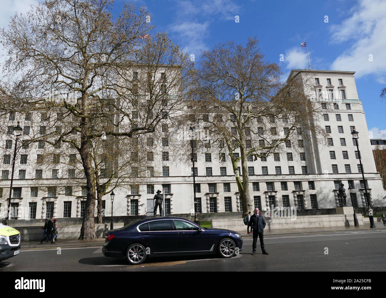 Auto ministeriale al di fuori del Ministero della Difesa, Londra, durante gli incontri tra il partito laburista e rappresentanti del Governo per discutere "Brexit' Aprile 2019 Foto Stock