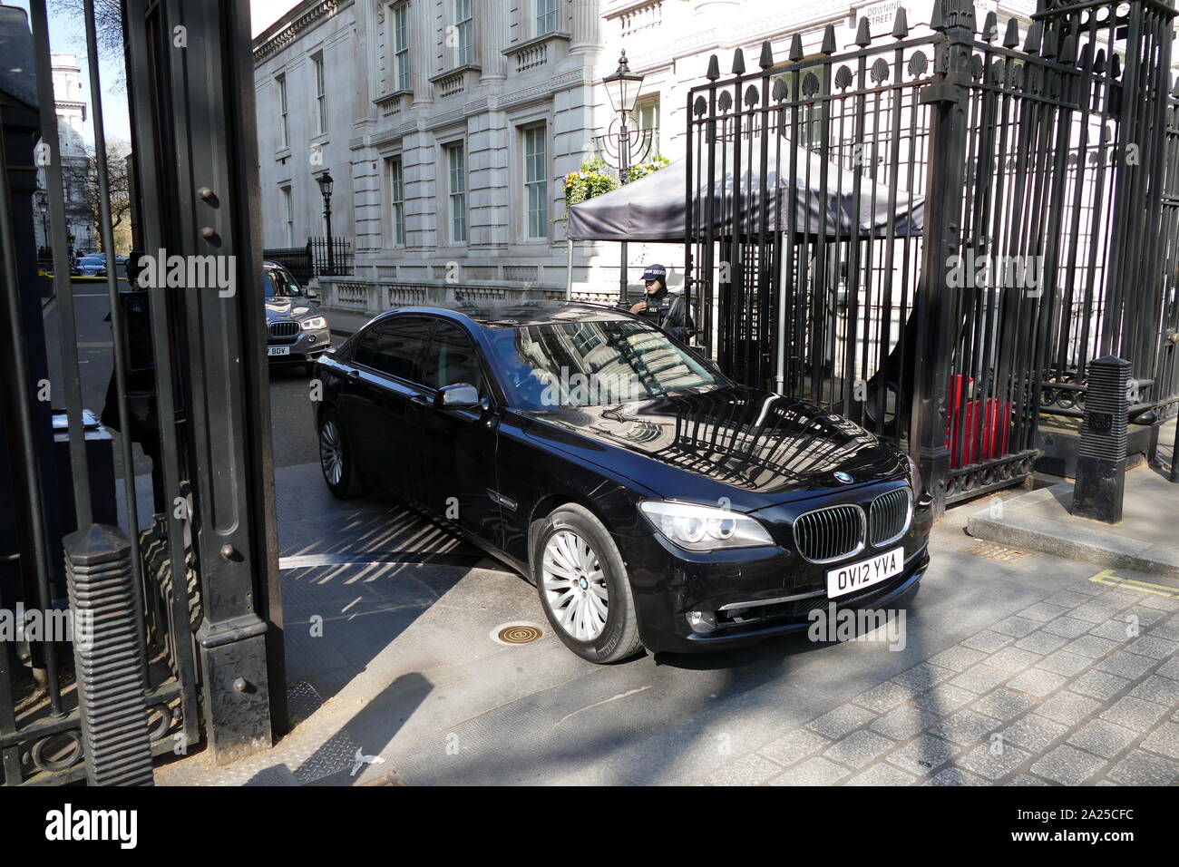 Auto ministeriale a Downing Street nel corso di riunioni tra il primo ministro Theresa Maggio e pro-Brexit MP è nel suo partito. Aprile 2019 Foto Stock