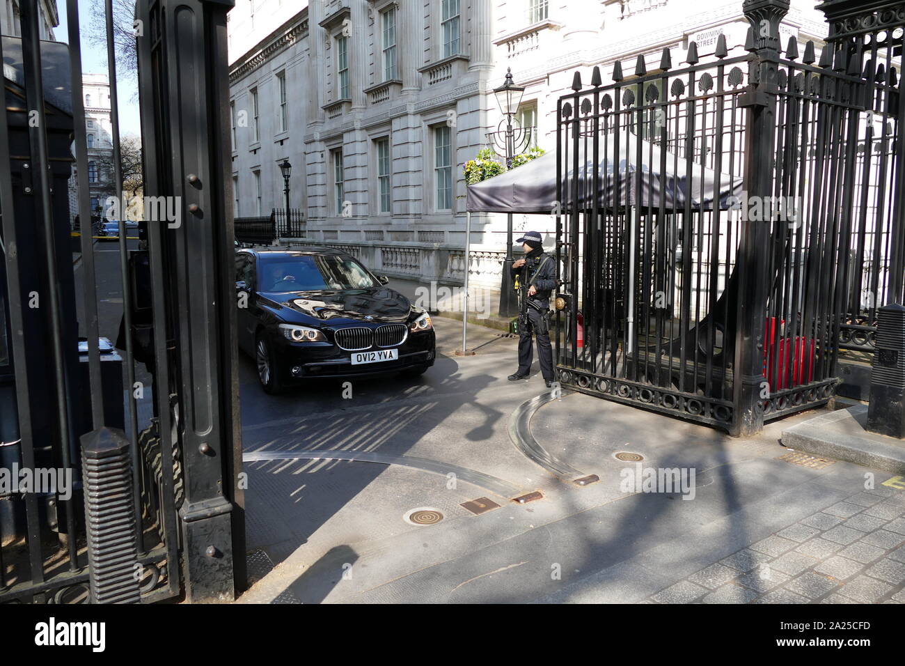 Auto ministeriale a Downing Street nel corso di riunioni tra il primo ministro Theresa Maggio e pro-Brexit MP è nel suo partito. Aprile 2019 Foto Stock