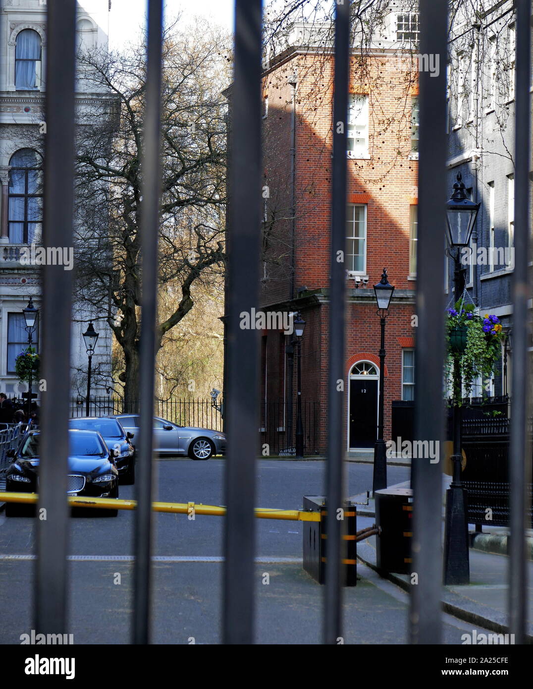 Auto ministeriale a Downing Street nel corso di riunioni tra il primo ministro Theresa Maggio e pro-Brexit MP è nel suo partito. Aprile 2019 Foto Stock