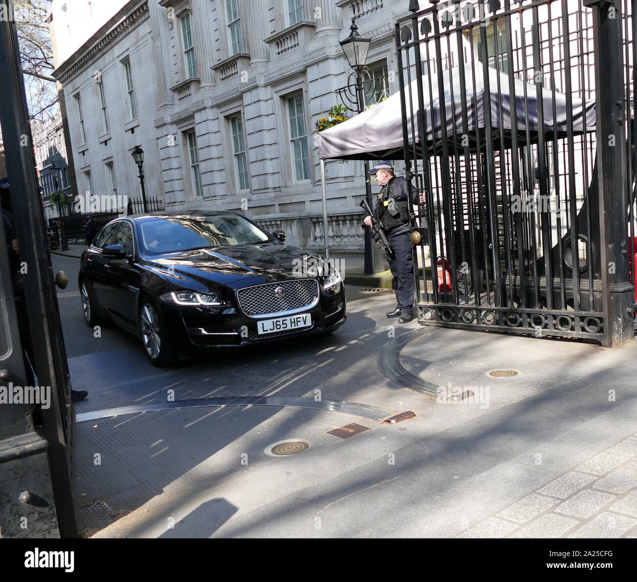 Auto ministeriale a Downing Street nel corso di riunioni tra il primo ministro Theresa Maggio e pro-Brexit MP è nel suo partito. Aprile 2019 Foto Stock