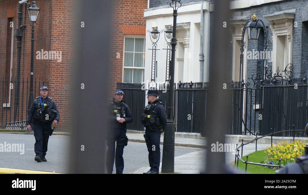 Armati di guardia di polizia Ufficio del Primo Ministro britannico; Downing Street, Londra 2019 Foto Stock
