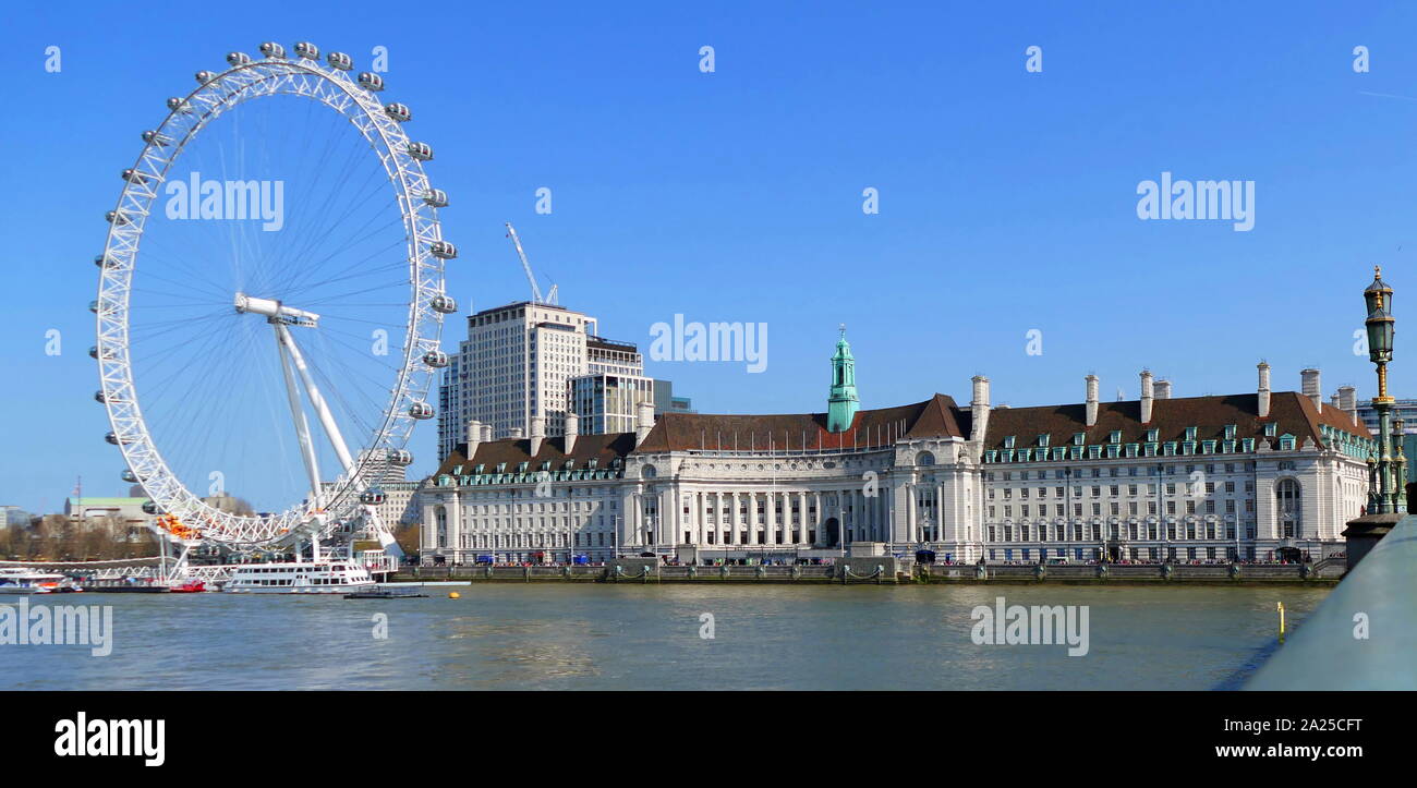 Il London Eye Observation Wheel sulla riva sud del fiume Tamigi a Londra. L'Europa ha il più alto a sbalzo ruota di osservazione. La struttura è a 135 metri (443 ft) di altezza e la ruota ha un diametro di 120 metri (394 ft). Quando si è aperto al pubblico nel 2000 era più alte del mondo ruota panoramica Ferris. Foto Stock