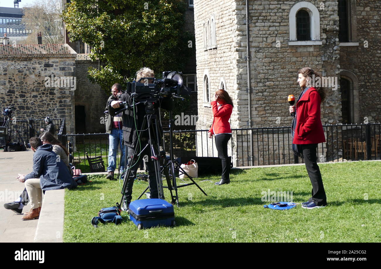 Notizie televisive equipaggio reporting sui più recenti sviluppi Brexit; College Green, di fronte al Parlamento. Londra Aprile 2019 Foto Stock