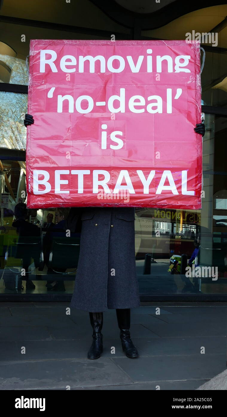 Brexit "lascia" protesta cartello "Rimozione no-deal è un tradimento' visualizzato vicino al parlamento di Londra, Aprile 2019.Brexit è il processo del ritiro del Regno Unito (UK) dall'Unione europea (UE). A seguito di un referendum tenutosi il 23 giugno 2016 in cui 51,9 per cento di quelle supportate di voto a lasciare l'UE Foto Stock