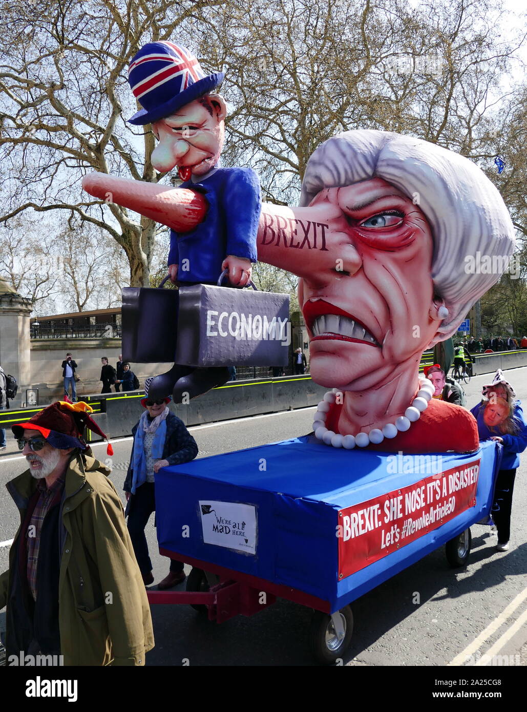 Theresa Maggio effigie a Brexit "rimanere" protesta al Parlamento a Londra, Aprile 2019.Brexit è il processo del ritiro del Regno Unito (UK) dall'Unione europea (UE). A seguito di un referendum tenutosi il 23 giugno 2016 in cui 51,9 per cento di quelle supportate di voto a lasciare l'UE Foto Stock