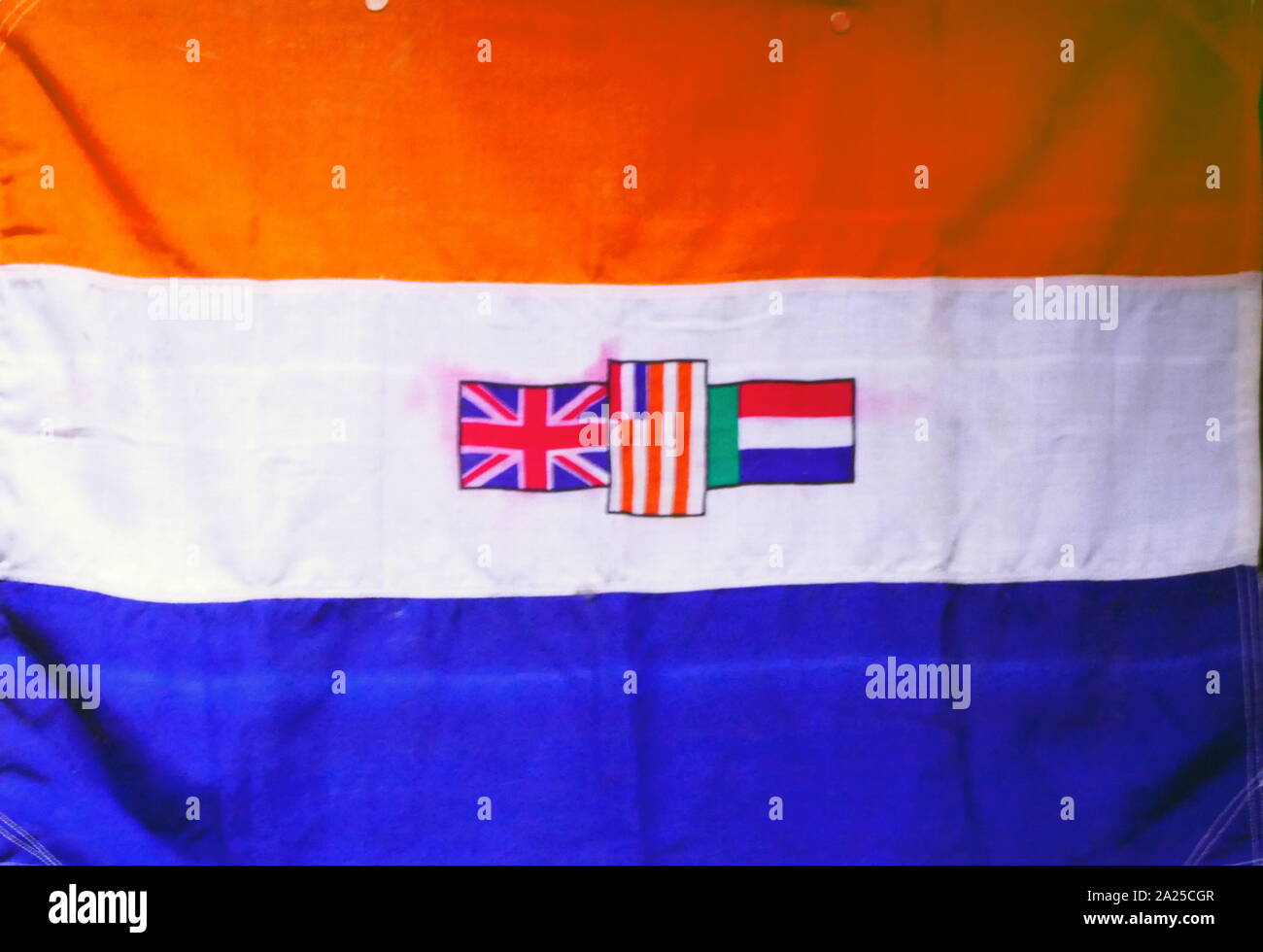 Unione Sudafricana bandiera infine utilizzato tra il 1928 e il 1994. Il progetto è stato per la prima volta issato il 31 maggio 1928. Il design è stato basato sul cosiddetto van Riebeeck bandiera o 'principe della bandiera" (Prinsenvlag in afrikaans) che originariamente era la bandiera olandese; si trattava di arancione, bianco, blu e strisce orizzontali. Foto Stock