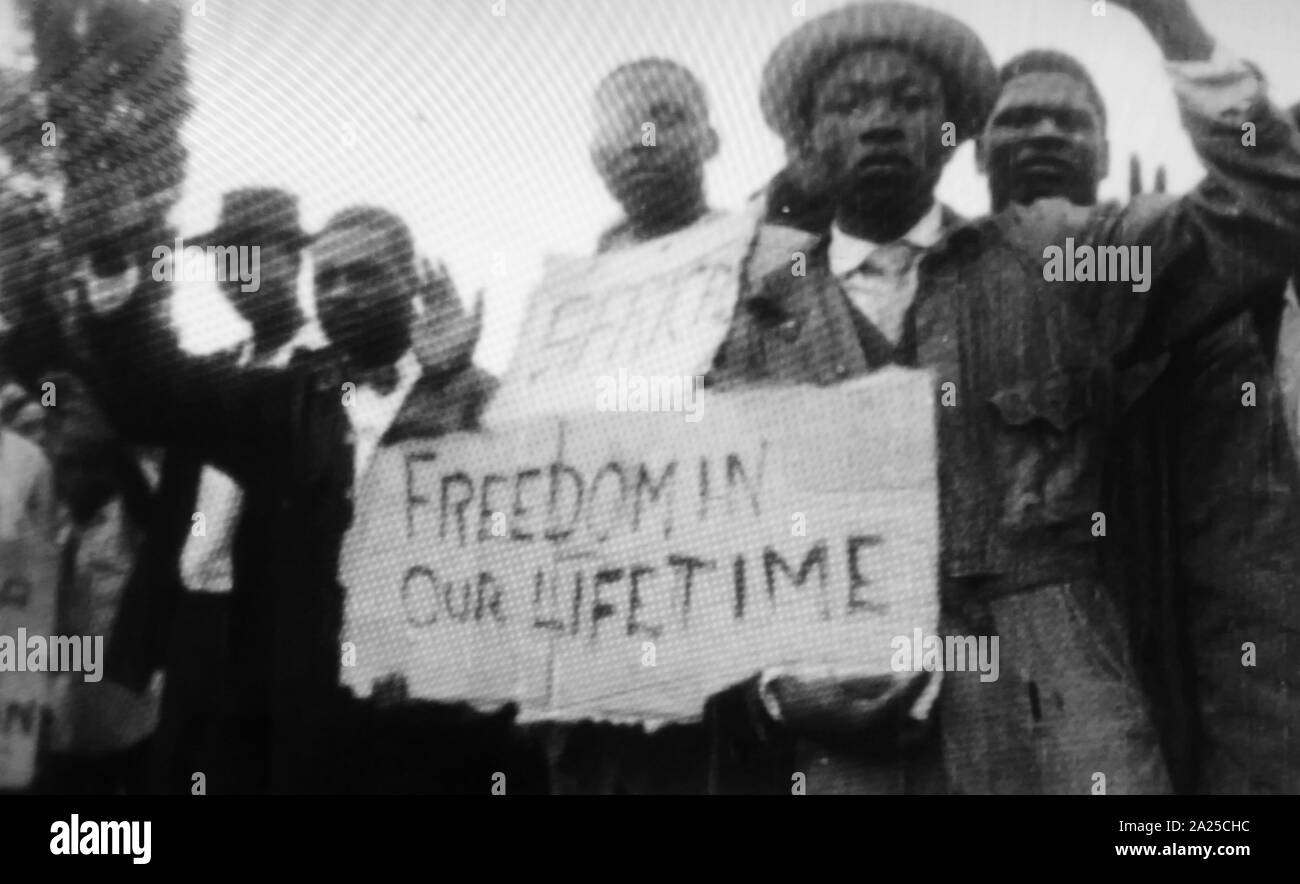 Il Sudafrica sotto il regime dell Apartheid amministrazione. 1955. L apartheid è stato un regime di segregazione razziale istituzionalizzata che esisteva in Sud Africa dal 1948 fino agli inizi degli anni novanta. L'apartheid è stata caratterizzata da un autoritario di cultura politica basata su baasskap (o supremacy bianco), che ha incoraggiato la repressione dello stato dell'Africano nero, colorata, asiatici e sudafricani per il beneficio della nazione di minoranza della popolazione bianca. Foto Stock