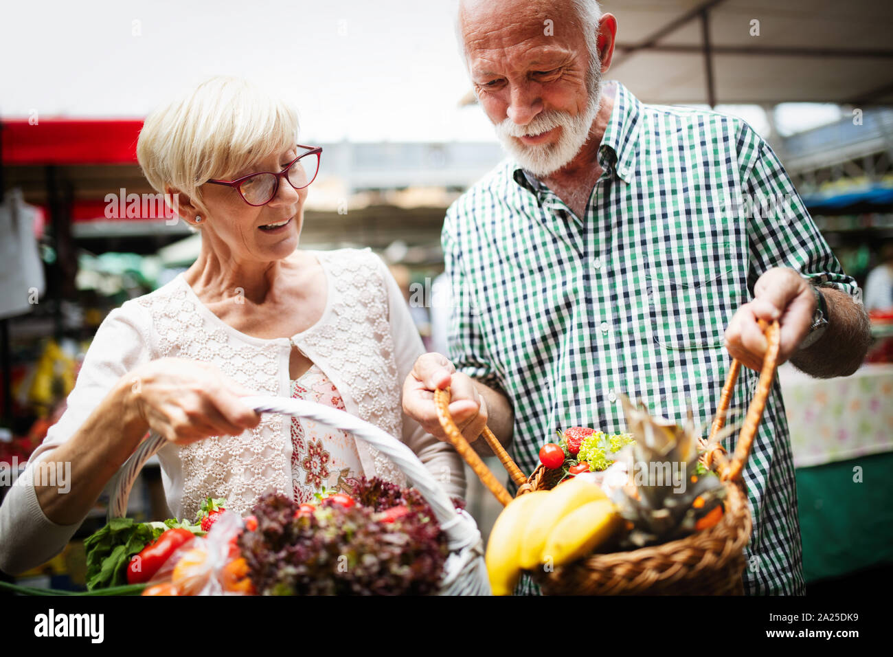 Coppia matura negozi di frutta e verdura del mercato. Dieta sana. Foto Stock