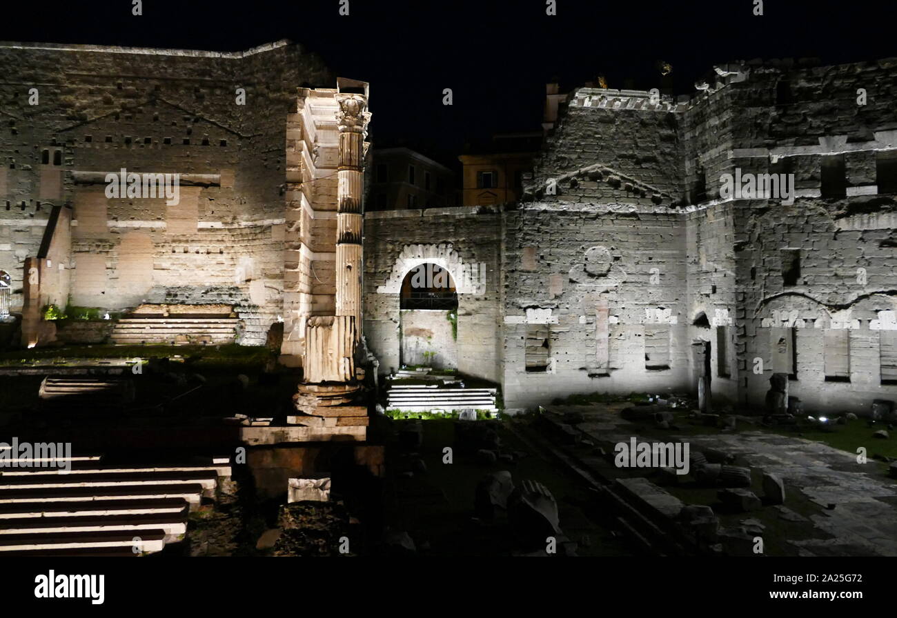 Vista del Foro Romano di notte. Il Foro Romano, noto anche con il nome latino Forum Romanum, è un foro rettangolare circondata dai resti di numerose e importanti antichi edifici del governo al centro della città di Roma. Foto Stock