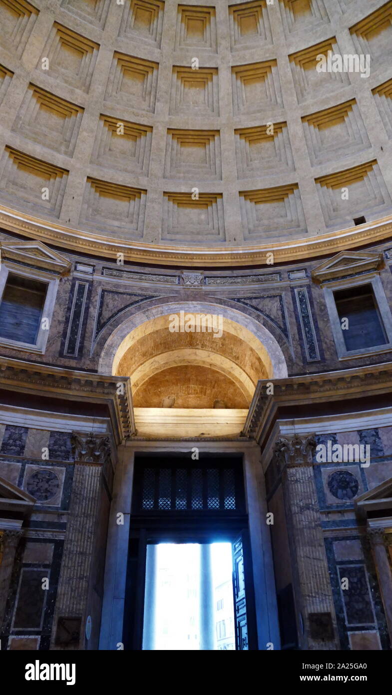 Interno del Pantheon un ex tempio romano, ora una chiesa a Roma, in Italia, sul sito di un precedente tempio commissionato da Marco Agrippa durante il regno di Augusto. Foto Stock