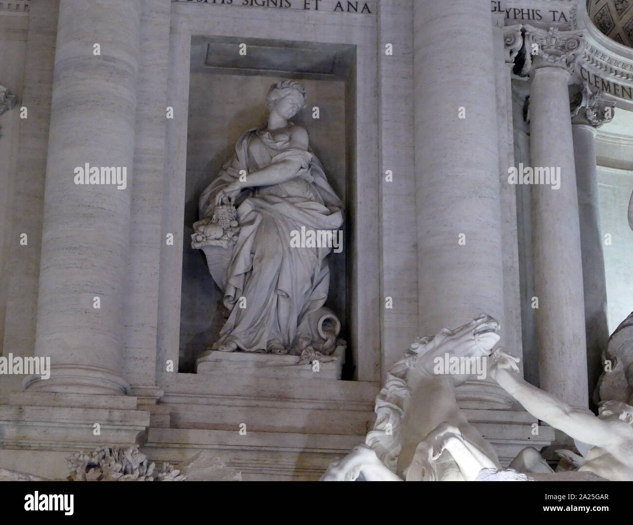 Vista sulla Fontana di Trevi di notte. La fontana di Trevi è una fontana di Trevi a Roma, Italia, progettato dall'architetto italiano Nicola Salvi e completato da Giuseppe Pannini e molti altri Foto Stock