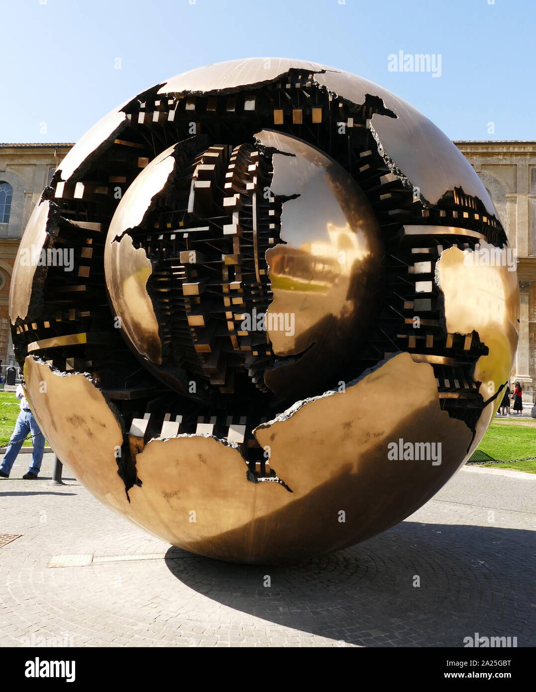 Sfera sfera di Arnaldo Pomodoro, ai Musei Vaticani Roma. Arnaldo Pomodoro (1926-) uno scultore italiano. Foto Stock