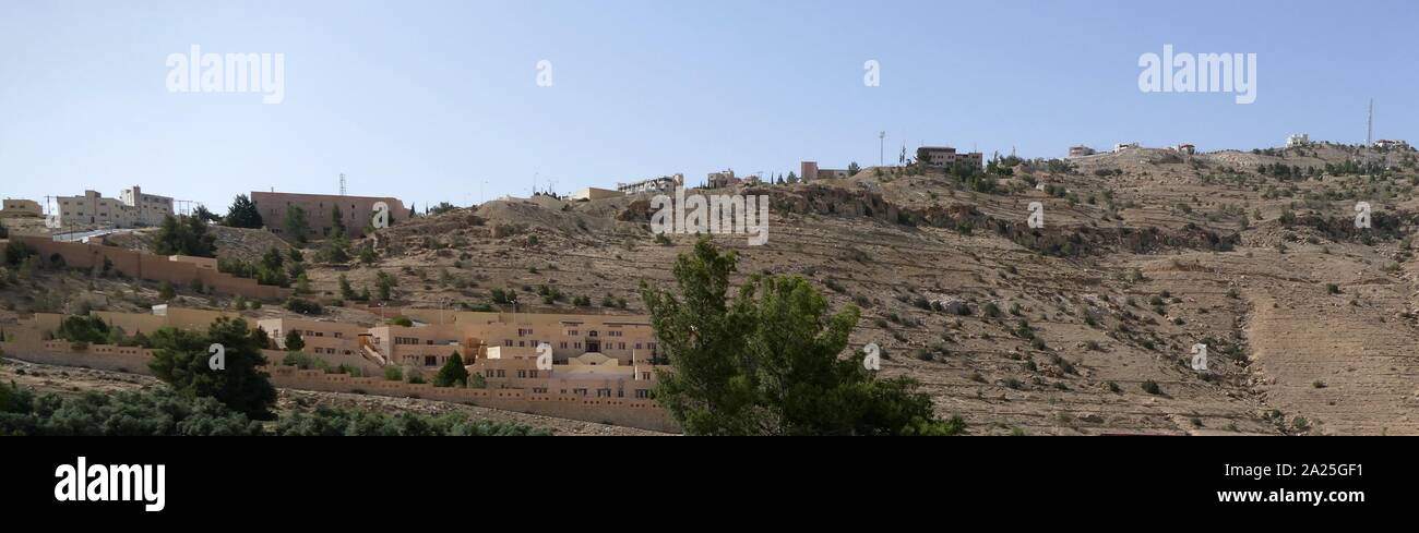 Wadi Musa una città situata nel Ma'an Governatorato in Giordania Meridionale. È il centro amministrativo del dipartimento di Petra e la città più vicina al sito archeologico di Petra. Foto Stock