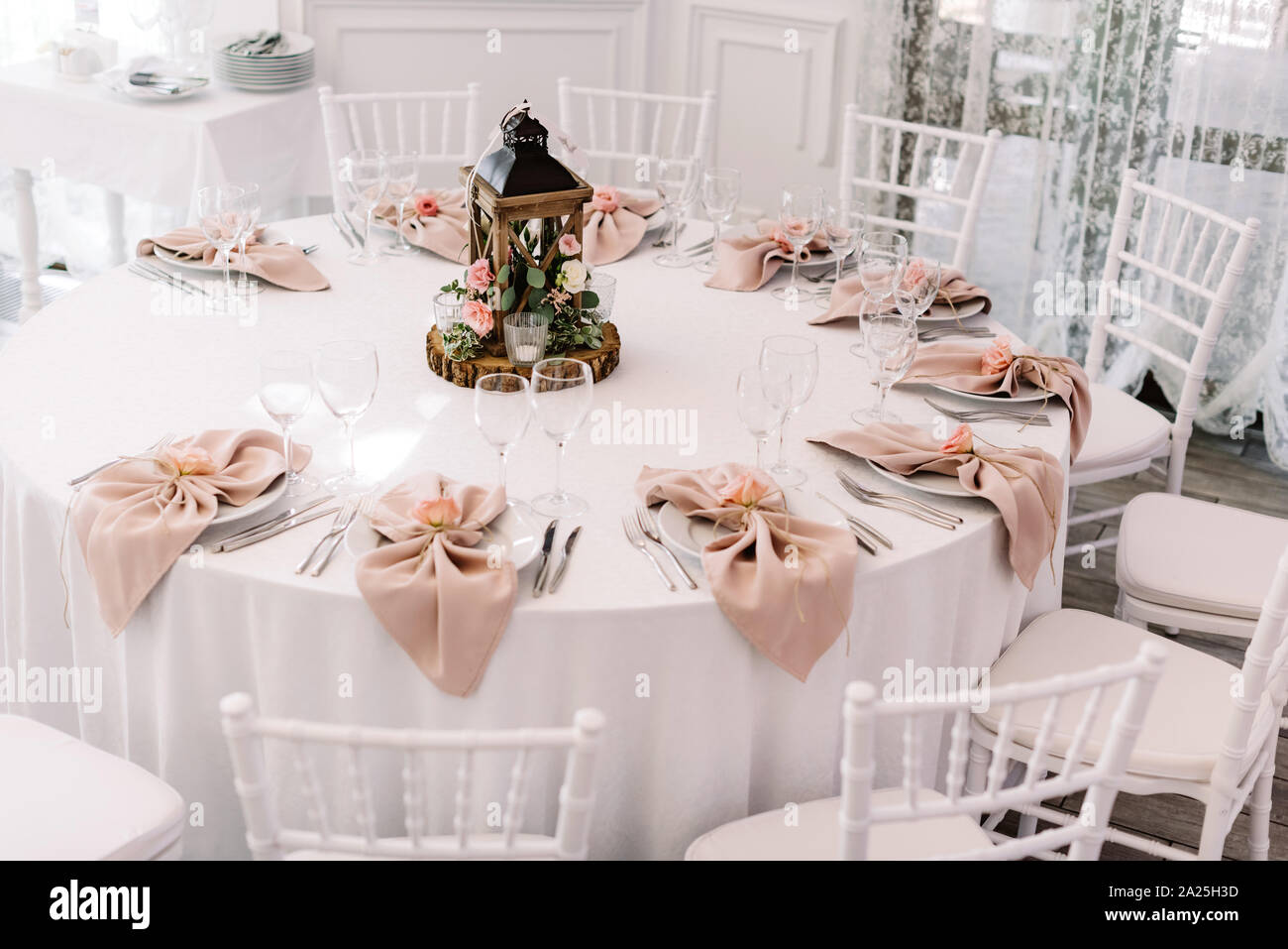 Una bella tavola rotonda per gli ospiti presso un grande matrimonio. Decorazione di nozze con decorazioni fatte di materiali naturali Foto Stock