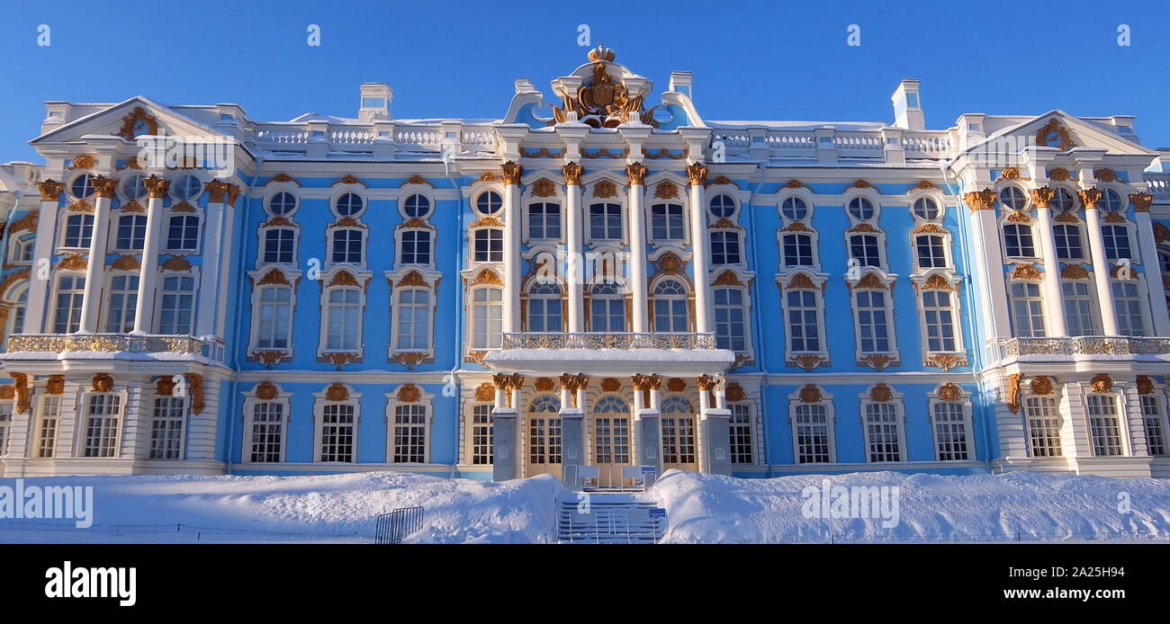 Esterno del Palazzo di Caterina, un palazzo rococò che si trova nella città di Carskoe Selo. Foto Stock