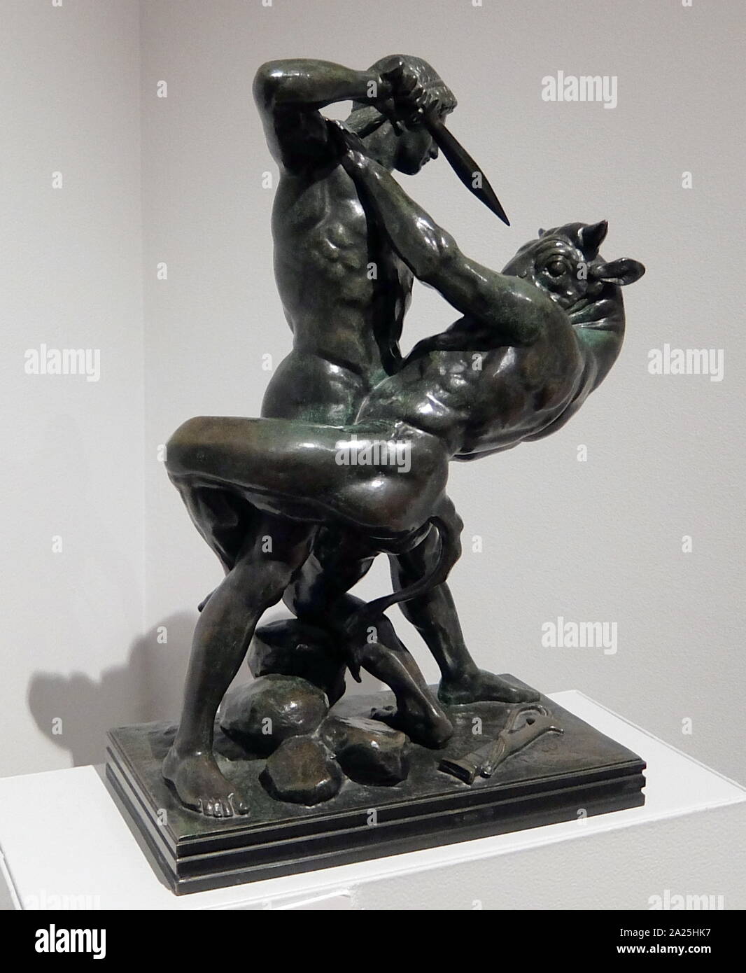 Scultura in bronzo intitolata 'Teseo che uccide il minotauro' da Antoine-Louis Barye. Antoine-Louis Barye (1795-1875) un romantico scultore francese. Foto Stock