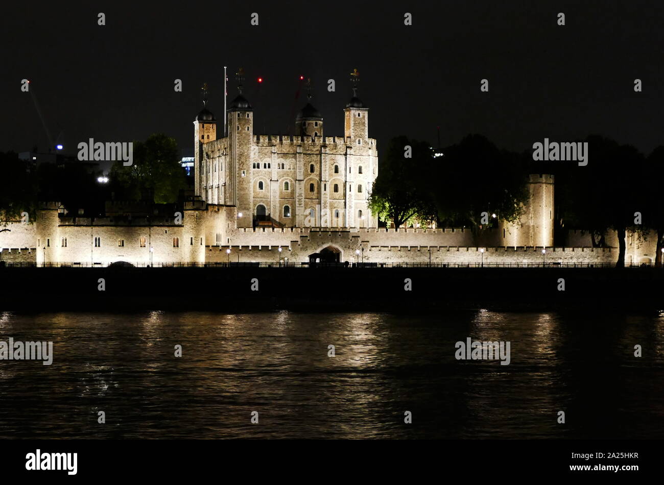 La Torre di Londra, nel centro di Londra. Essa è stata fondata verso la fine del 1066 come parte della conquista normanna dell'Inghilterra. Foto Stock