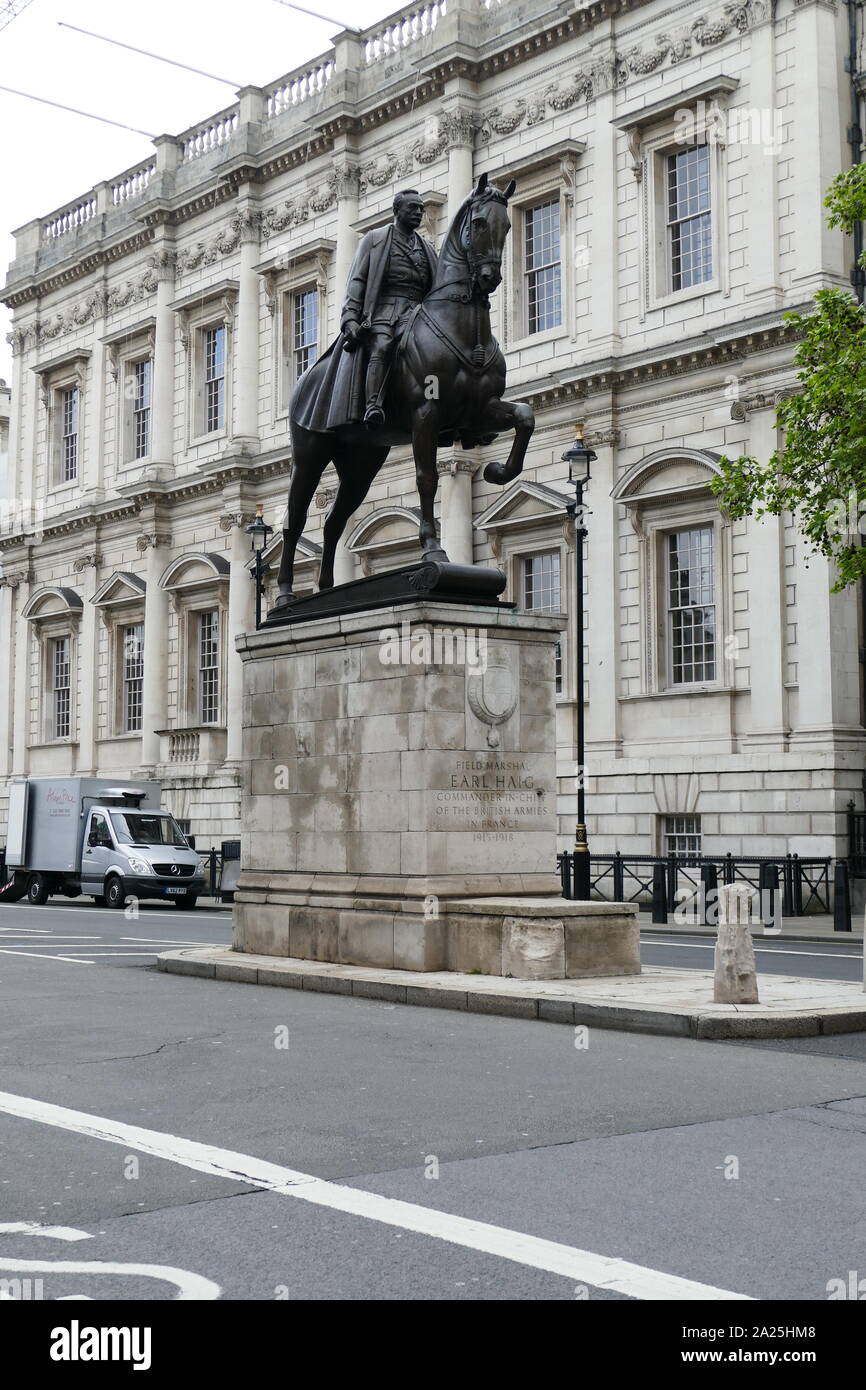 Earl Haig Memorial, Whitehall, Londra. Maresciallo di Campo Douglas Haig, primo Earl Haig,(1861 - 1928). Durante la Prima Guerra Mondiale egli comandò la British forza expeditionary (BEF) sul fronte occidentale a partire dalla fine del 1915 fino alla fine della guerra. Foto Stock
