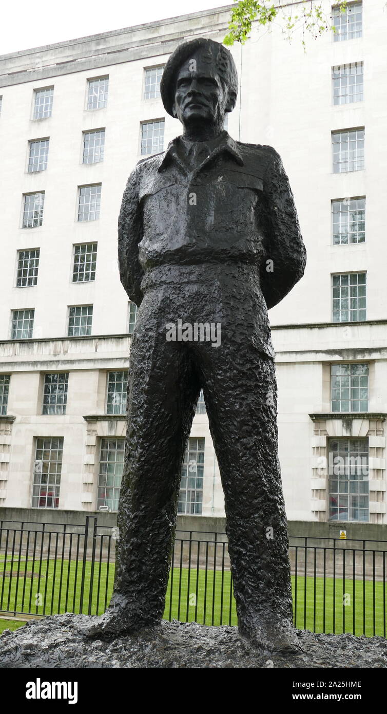 Statua di Montgomery in Whitehall, Londra, da Oscar Nemon, inaugurato nel 1980. Maresciallo di Campo Bernard Law Montgomery, primo Visconte Montgomery di Alamein, (1887 - 1976), soprannominato 'Monty' e 'Spartan' generale era un alto ufficiale dell'esercito britannico che ha combattuto in entrambe la prima guerra mondiale e la seconda guerra mondiale. Foto Stock