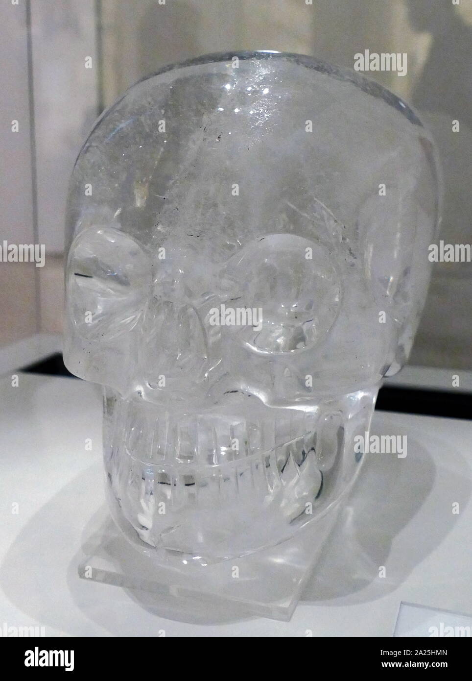 Teschi di cristallo sono teschio umano hardstone intagli realizzati in chiaro o bianco latte quarzo (chiamato anche 'rock crystal"), ha affermato di essere pre-Colombiano Mesoamerican artefatti da loro presunta finders; tuttavia, queste affermazioni sono state smentite per tutti i campioni messi a disposizione per studi scientifici. Il British Museum cataloghi il cranio di provenienza come "probabilmente, europea del XIX secolo D.C.' e lo descrive come "non un autentico pre-Colombiano artefatto". È stato stabilito che il cranio è stato realizzato con strumenti moderni, e che essa non è autentica. Foto Stock