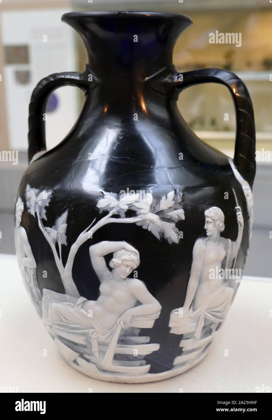 Il Portland Vase, un cammeo romano vaso di vetro, che è datata tra AD 1 E AD 25, servita come fonte di ispirazione per molti di vetro e porcellana da responsabili di circa l'inizio del XVIII secolo in poi. È documentata per la prima volta a Roma nel 1600-1601, e dal 1810 è stata al British Museum di Londra. Foto Stock