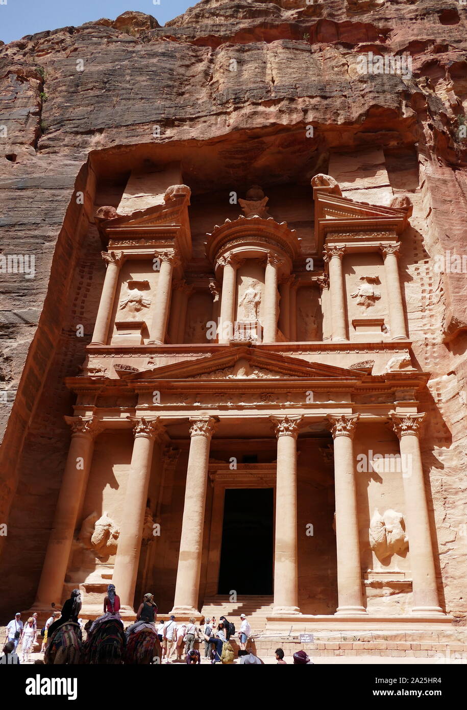 Al-Khazneh (Tesoro) un tempio antico regno Nabatean città di Petra, Giordania. La struttura è stata ricavata in una roccia arenaria faccia e si ritiene che sia stato il mausoleo del re Nabatean Aretas IV nel I secolo d.c. Si tratta di uno dei più popolari attrazioni turistiche sia in Giordania e nella regione. Nel 1812, la città di Petra e Al-Khazneh è stata riscoperta da parte di Swiss explorer Johann Ludwig Burckhardt Foto Stock