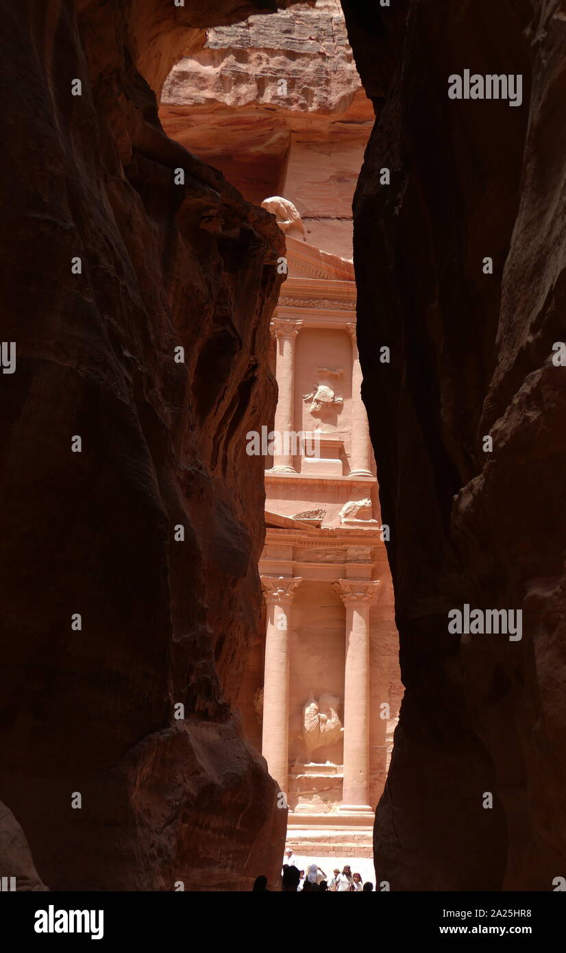 Al-Khazneh (Tesoro) un tempio antico regno Nabatean città di Petra, Giordania. La struttura è stata ricavata in una roccia arenaria faccia e si ritiene che sia stato il mausoleo del re Nabatean Aretas IV nel I secolo d.c. Si tratta di uno dei più popolari attrazioni turistiche sia in Giordania e nella regione. Nel 1812, la città di Petra e Al-Khazneh è stata riscoperta da parte di Swiss explorer Johann Ludwig Burckhardt Foto Stock