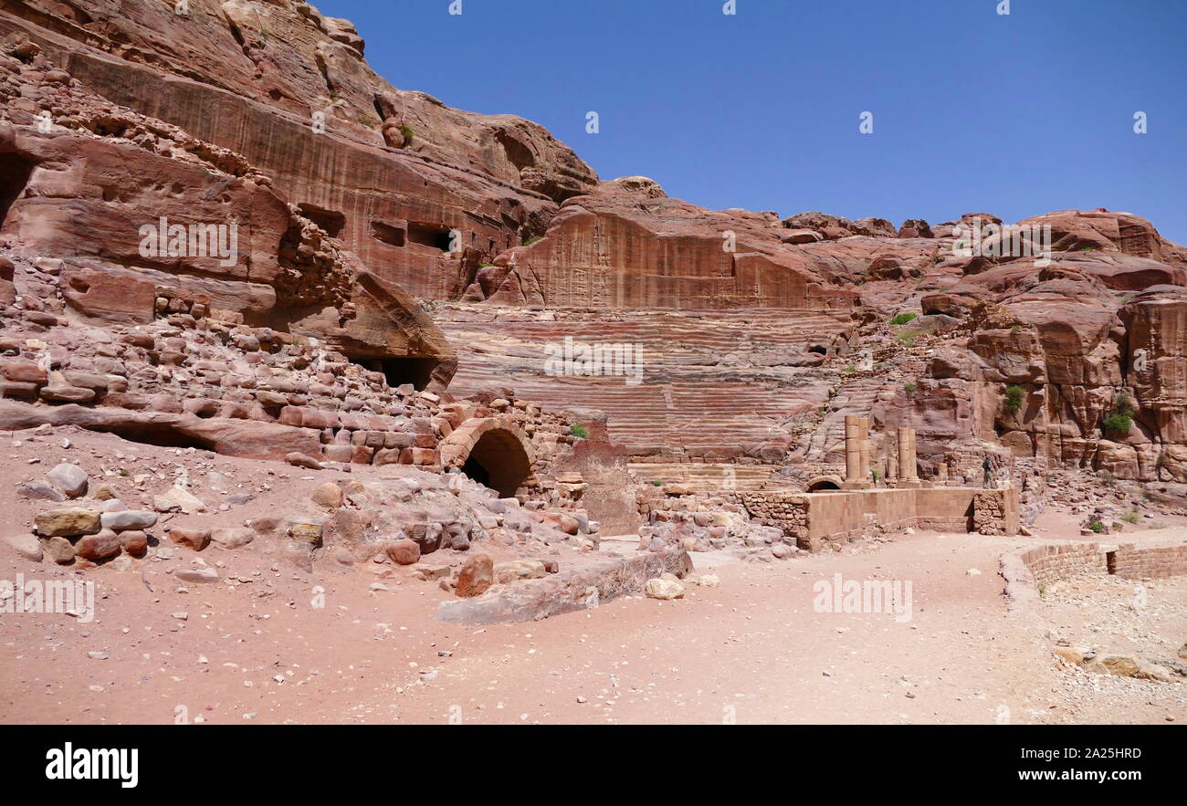 Primo ANNUNCIO di secolo Nabatean Theatre di Petra, Giordania. Parte sostanziale del teatro fu scolpito nella roccia, mentre la scaena e parete esterna sono stati costruiti. Il teatro auditorium è costituito da tre sezioni orizzontali di sedi separate da passaggi e sette le scale per salire. Il Teatro poteva accogliere un numero di circa 8500 persone. Il teatro fu costruito in quello culturale e politico apice del regno Nabatean sotto Aretas IV (9 BC-40 AD), nel 1812, la città di Petra e Al-Khazneh è stata riscoperta da parte di Swiss explorer Johann Ludwig Burckhardt Foto Stock