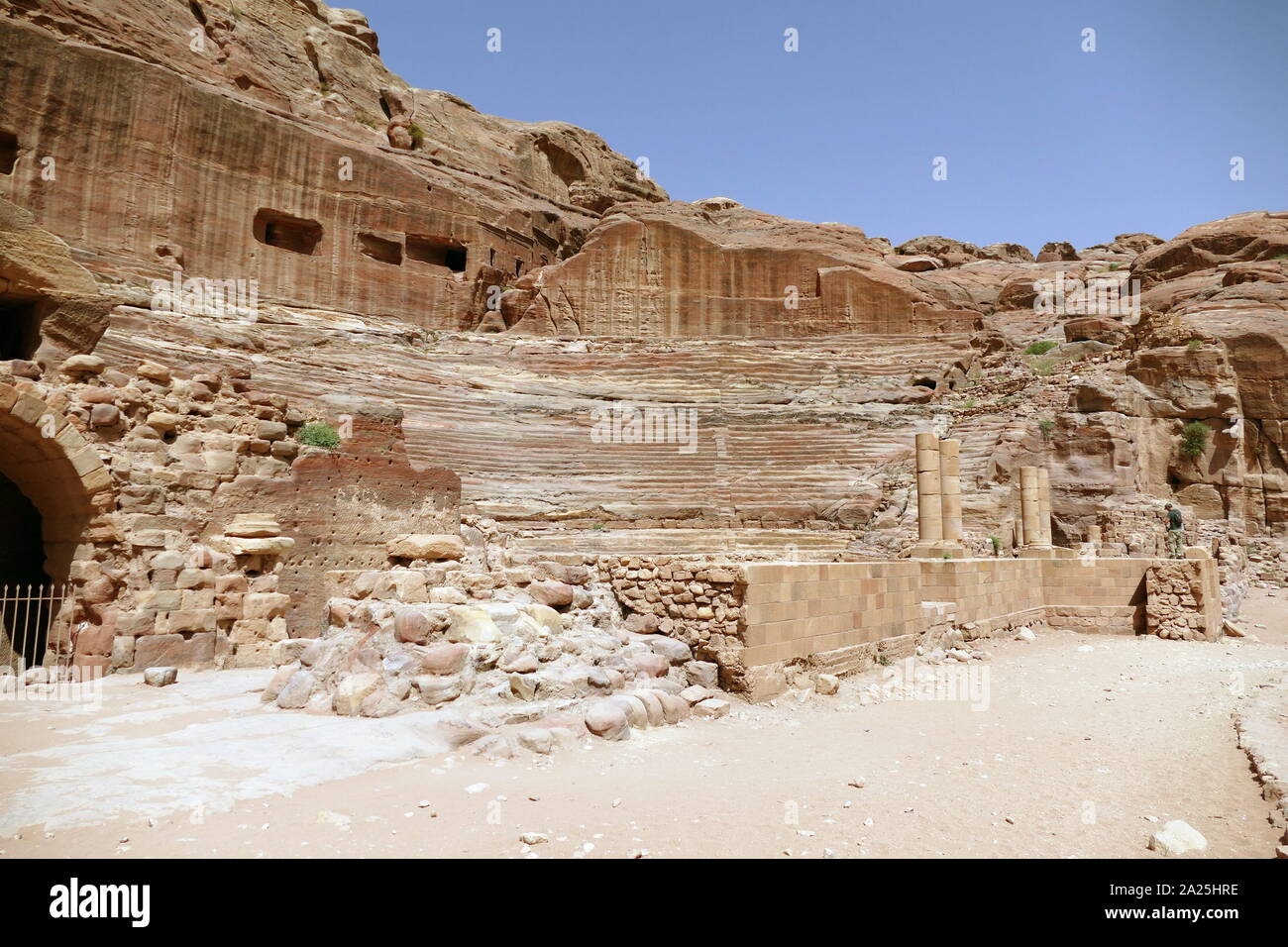 Primo ANNUNCIO di secolo Nabatean Theatre di Petra, Giordania. Parte sostanziale del teatro fu scolpito nella roccia, mentre la scaena e parete esterna sono stati costruiti. Il teatro auditorium è costituito da tre sezioni orizzontali di sedi separate da passaggi e sette le scale per salire. Il Teatro poteva accogliere un numero di circa 8500 persone. Il teatro fu costruito in quello culturale e politico apice del regno Nabatean sotto Aretas IV (9 BC-40 AD), nel 1812, la città di Petra e Al-Khazneh è stata riscoperta da parte di Swiss explorer Johann Ludwig Burckhardt Foto Stock