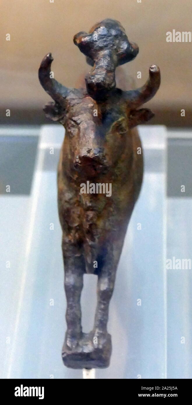 Statuetta in bronzo di un toro e un acrobat. Minoan, greca; Minoan, 1550-1450 A.C. Foto Stock