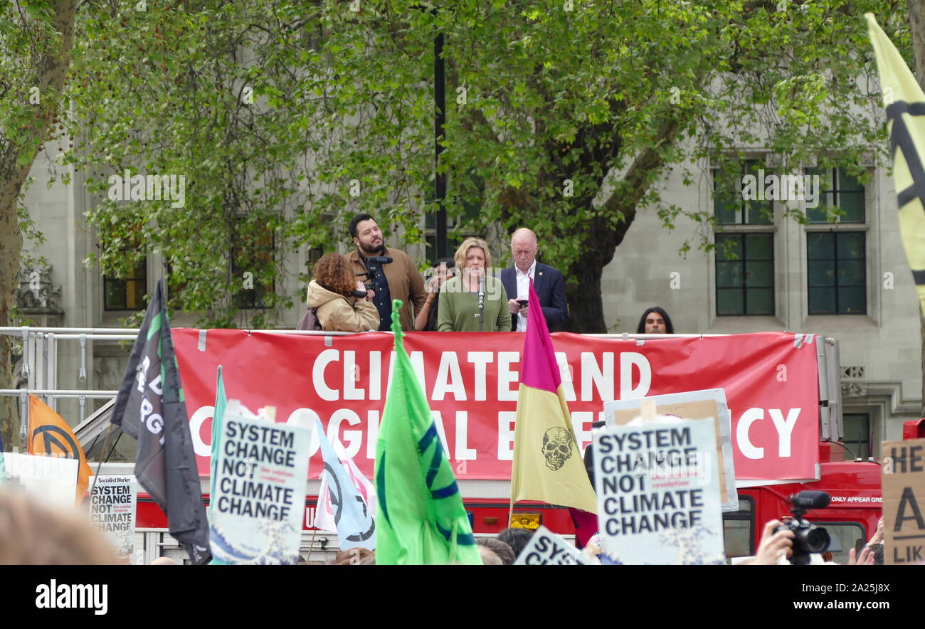 Una grande folla riempito Piazza del Parlamento chiedeva un emergenza climatica per essere dichiarato. È stato il culmine di settimane di manifestazioni e proteste che hanno chiuso le strade nella parte interna di Londra e di altre città, provocando gravi interruzioni del traffico. La protesta fu chiamato da YouthStrike4Clima, slancio, estinzione della ribellione e 14 altri gruppi 2 maggio 2019 Foto Stock