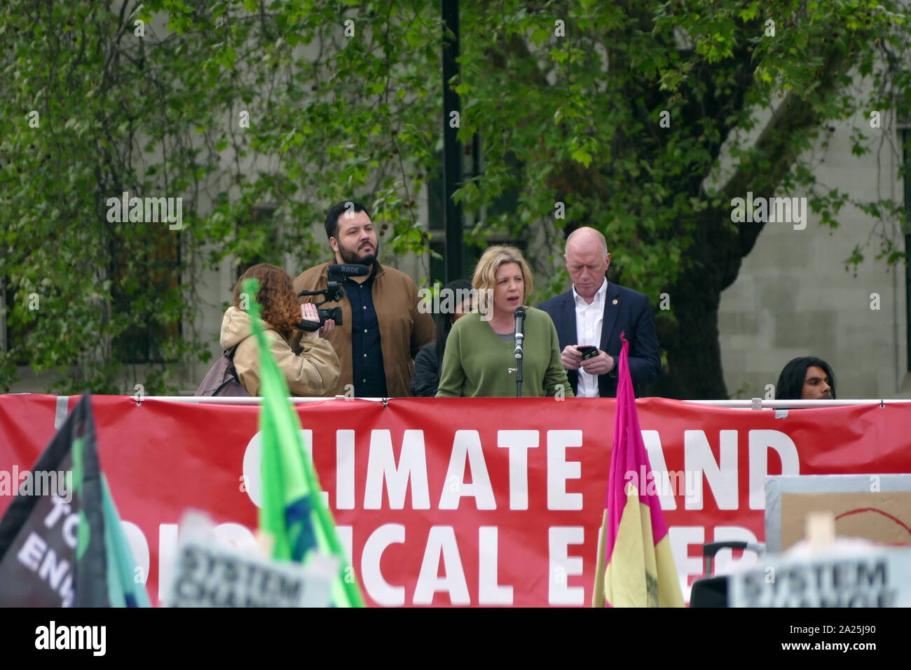 Una grande folla riempito Piazza del Parlamento chiedeva un emergenza climatica per essere dichiarato. È stato il culmine di settimane di manifestazioni e proteste che hanno chiuso le strade nella parte interna di Londra e di altre città, provocando gravi interruzioni del traffico. La protesta fu chiamato da YouthStrike4Clima, slancio, estinzione della ribellione e 14 altri gruppi 2 maggio 2019 Foto Stock