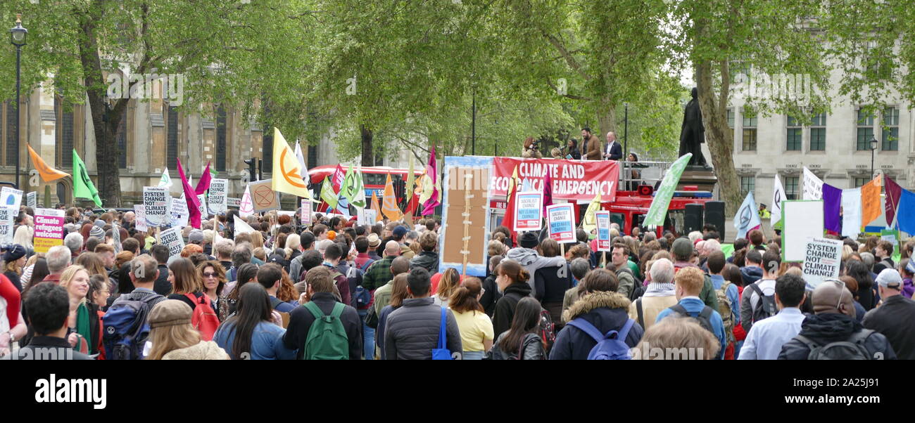 Una grande folla riempito Piazza del Parlamento chiedeva un emergenza climatica per essere dichiarato. È stato il culmine di settimane di manifestazioni e proteste che hanno chiuso le strade nella parte interna di Londra e di altre città, provocando gravi interruzioni del traffico. La protesta fu chiamato da YouthStrike4Clima, slancio, estinzione della ribellione e 14 altri gruppi 2 maggio 2019 Foto Stock