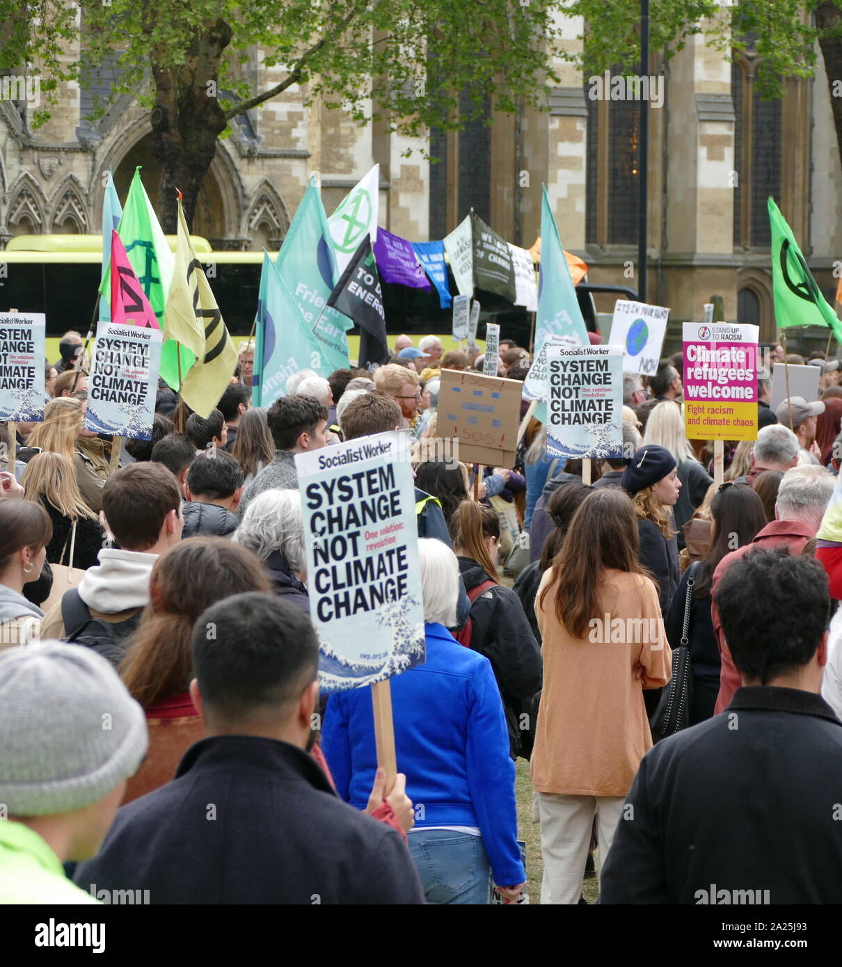 Una grande folla riempito Piazza del Parlamento chiedeva un emergenza climatica per essere dichiarato. È stato il culmine di settimane di manifestazioni e proteste che hanno chiuso le strade nella parte interna di Londra e di altre città, provocando gravi interruzioni del traffico. La protesta fu chiamato da YouthStrike4Clima, slancio, estinzione della ribellione e 14 altri gruppi 2 maggio 2019 Foto Stock