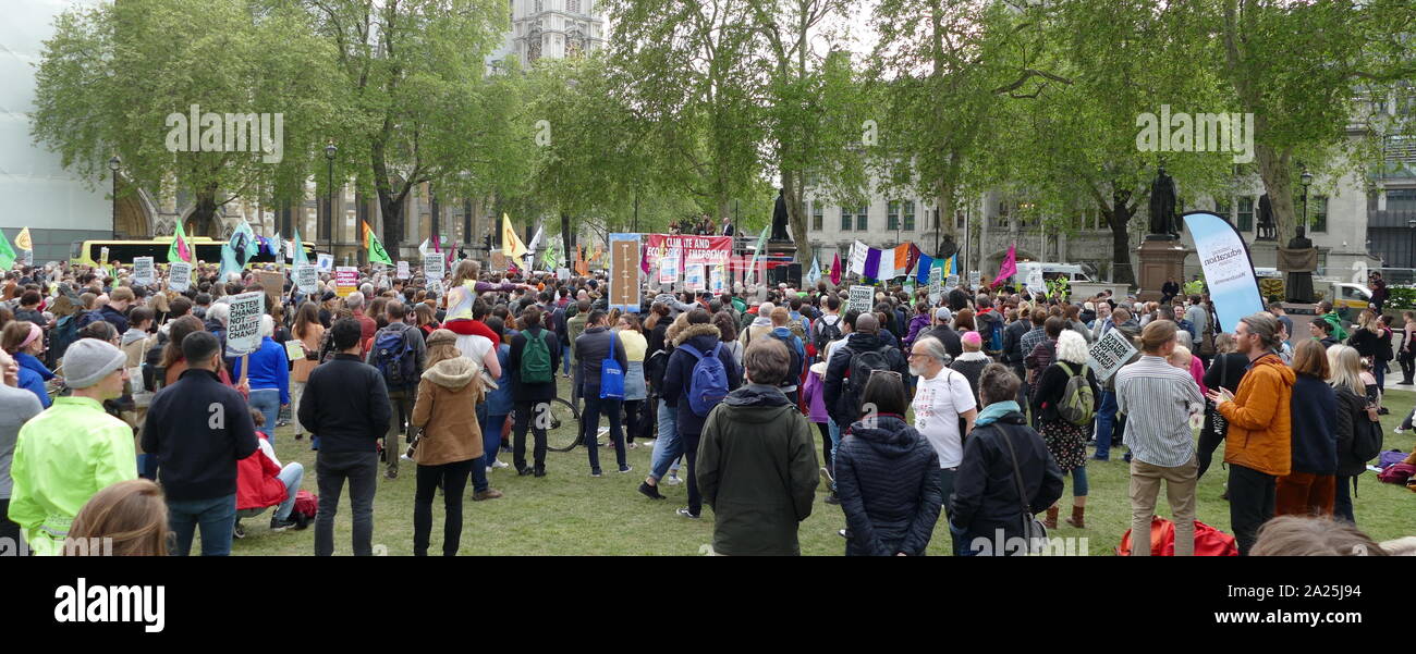 Una grande folla riempito Piazza del Parlamento chiedeva un emergenza climatica per essere dichiarato. È stato il culmine di settimane di manifestazioni e proteste che hanno chiuso le strade nella parte interna di Londra e di altre città, provocando gravi interruzioni del traffico. La protesta fu chiamato da YouthStrike4Clima, slancio, estinzione della ribellione e 14 altri gruppi 2 maggio 2019 Foto Stock